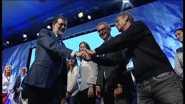 Rajoy llama a la generosidad y grandeza desde Canarias para sacar adelante sus presupuestos.