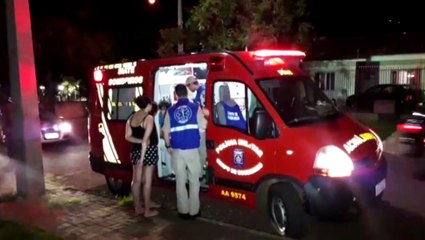 Mãe e filha ficam feridas em capotamento após colisão entre carros