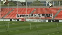 La afición del Atlético coloca una pancarta en la ciudad deportiva para motivar a los jugadores
