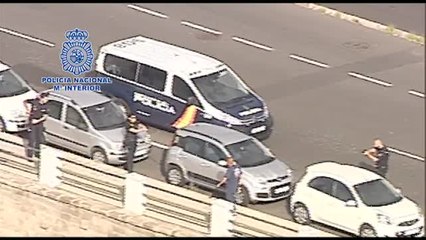 Reducido un hombre que llevaba un hacha en la mano