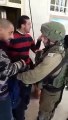 Siyonist İsrail askerleri Filistinli küçük öğrenciyi tutukladı