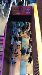 Yeni Zelanda'da Cuma ezanı okunduğu sırada bir avmnin içerisi.