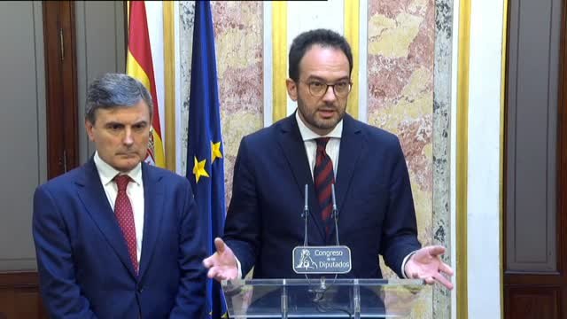 El PSOE exige a Zoido que defienda a la Guardia Civil tras las críticas de Cifuentes