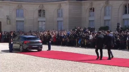Hollande da el relevo a Macron y se despide del Elíseo