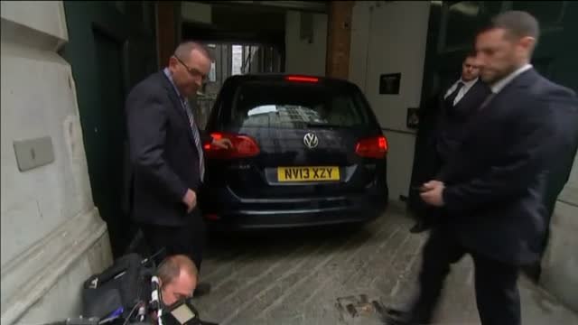 El coche en el que viajaba Jeremy Corbyn atropella a un cámara