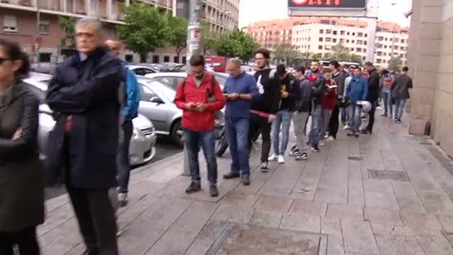 Colas en el Calderón para hacerse con las entradas del partido de ida de la Champions