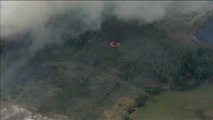 Los bomberos luchan contra un virulento incendio en el Condado de Polk