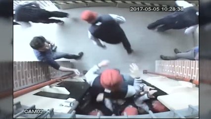 Militares a empujones para prevenir avalanchas humanas