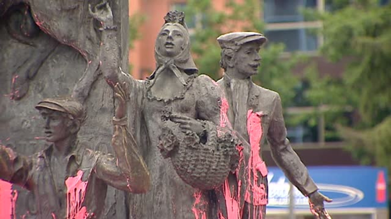 La estatua del Yiyo en la Plaza de las Ventas, teñida de rojo