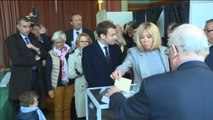 El romance de Emmanuel Macron y su mujer roba protagonismo a las elecciones al Elíseo