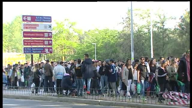 Miles de jóvenes en el macrobotellón de San Cemento de la Complutense de Madrid