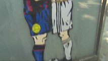 Leo Messi y Cristiano Ronaldo se besan en las calles de Barcelona
