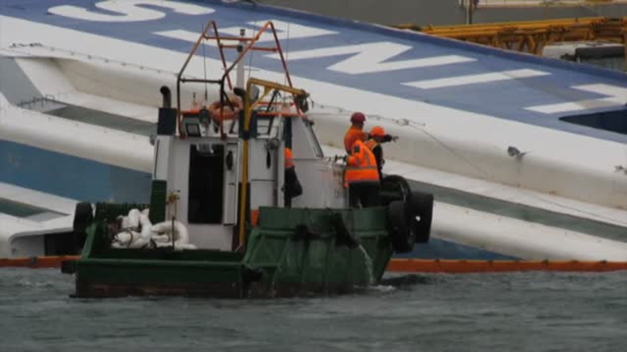 El temporal hunde un barco en Algeciras