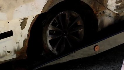 Retiran los coches de Cabify quemados durante la Feria de Abril