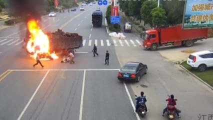 Impresionante choque de un motorista contra un camión en China