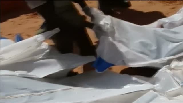 Pescadores libios crean un cementerio para inmigrantes ilegales tras el drama de la inmigración