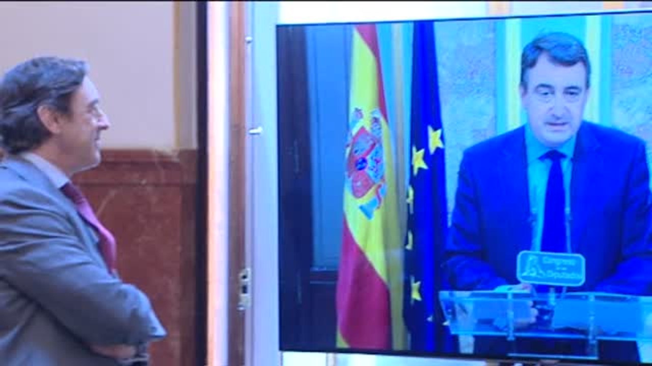 Rafael Hernando y Aitor Esteban sellan el acuerdo PP-PNV con un apretón de manos
