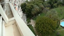 Los vecinos del edificio incendiado en Alicante, con dificultades para entrar en sus casas