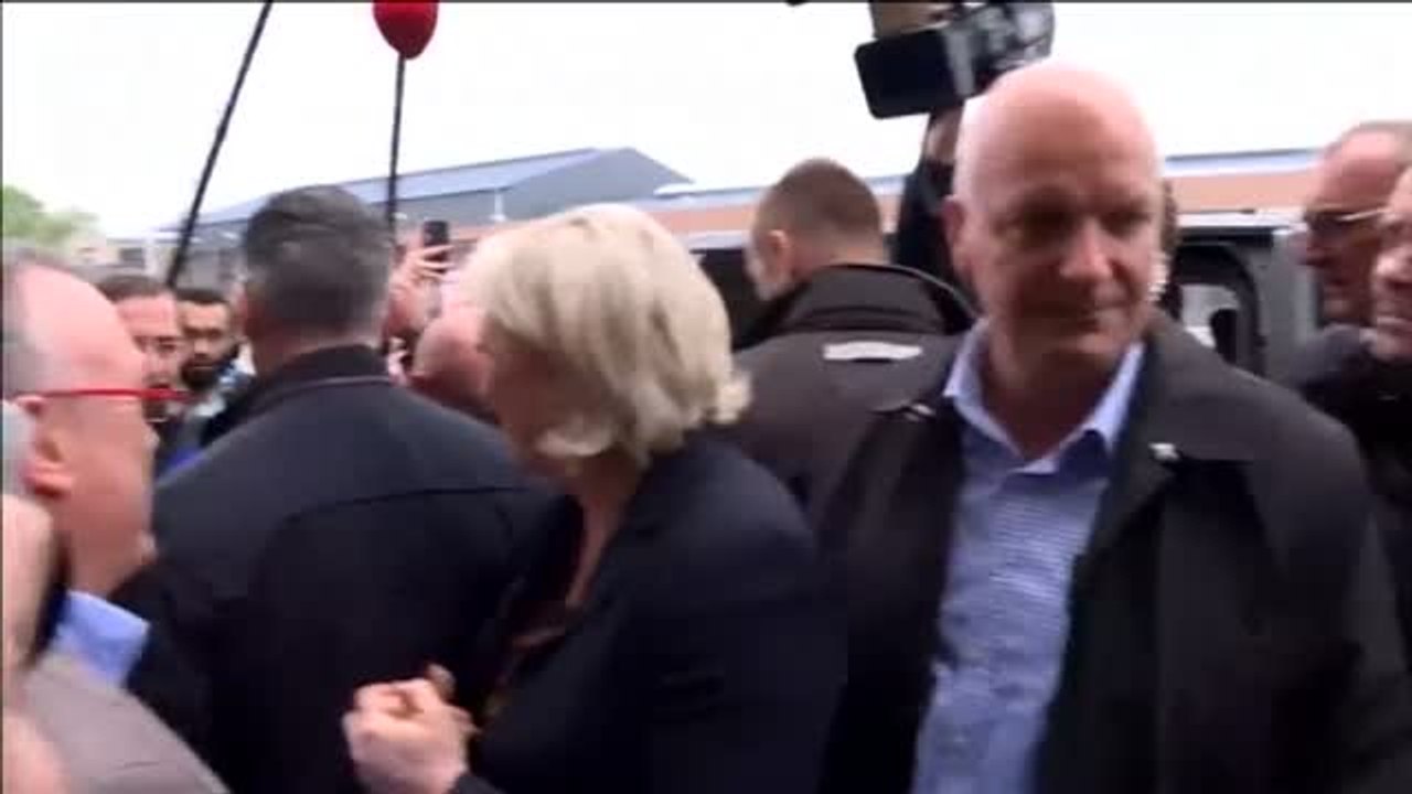 Manifestantes lanzan huevos a Le Pen en su campaña al norte de Francia