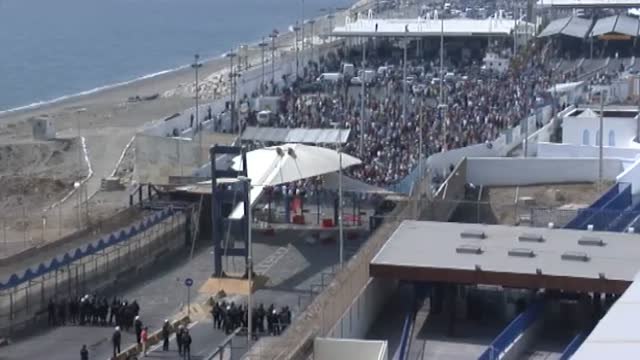La Guardia Civil cierra la frontera con Ceuta debido al colapso por los coches patera