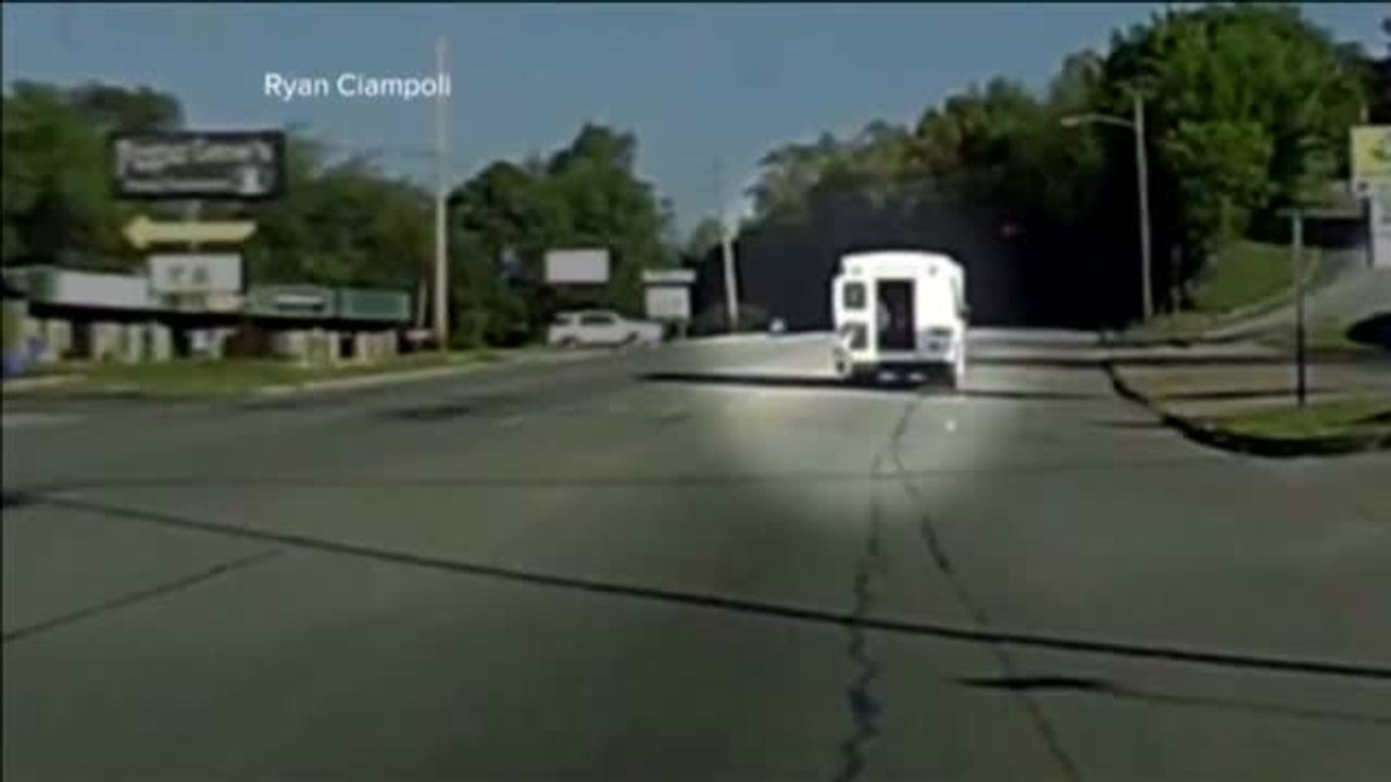 Una niña de cuatro años cae de un autobus escolar a la carretera