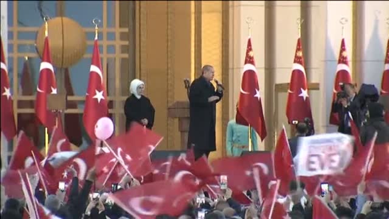 Erdogan se enfrenta a las acusaciones de los observadores y a las protestas de la calle