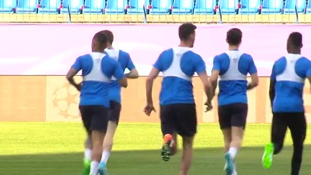 El Leicester toma contacto con el césped del Calderón