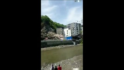 Download Video: Las lluvias causan el derrumbe de una vivienda de siete pisos en China