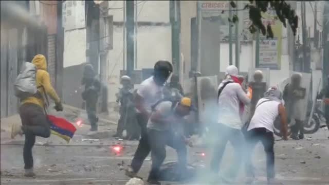 Miles de venezolanos toman las calles de Caracas liderados por Henrique Capriles