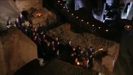 Скачать видео: El Papa Francisco preside el tradicional Vía Crucis en Roma