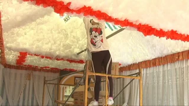 Los sevillanos se esfuerzan para que todo esté a punto a una semana de la Feria de Abril