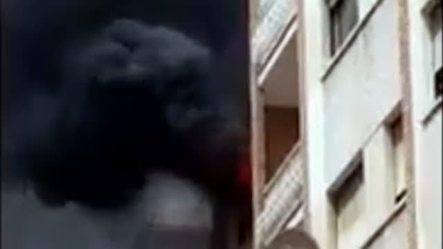 Aparatoso incendio de una vivienda en Málaga