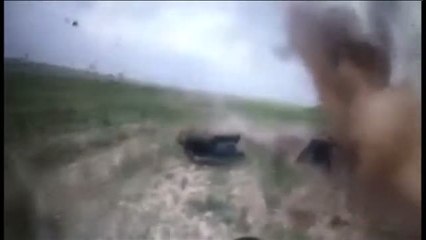 Momento en el que un combatiente suicida de Daesh hace estallar su carga