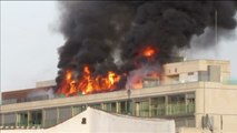 Arde la azotea de un edificio en plena Gran Vía madrileña