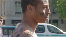 Tatuajes contra el racismo en la Plaza de la República de París
