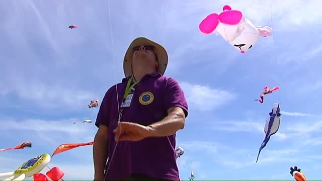 Cientos de cometas colorean el cielo de la Malvarrosa