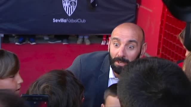 Monchi recibe el cariño de la afición sevillista
