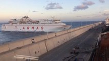 Un ferry choca contra un pantalán del puerto en Las Palmas de Gran Canaria