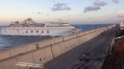 Un ferry choca contra un pantalán del puerto en Las Palmas de Gran Canaria