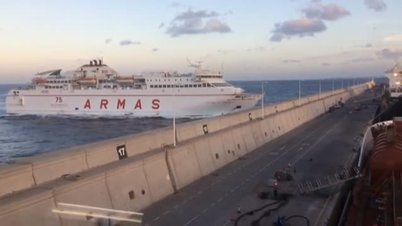 Un ferry choca contra un pantalán del puerto en Las Palmas de Gran Canaria