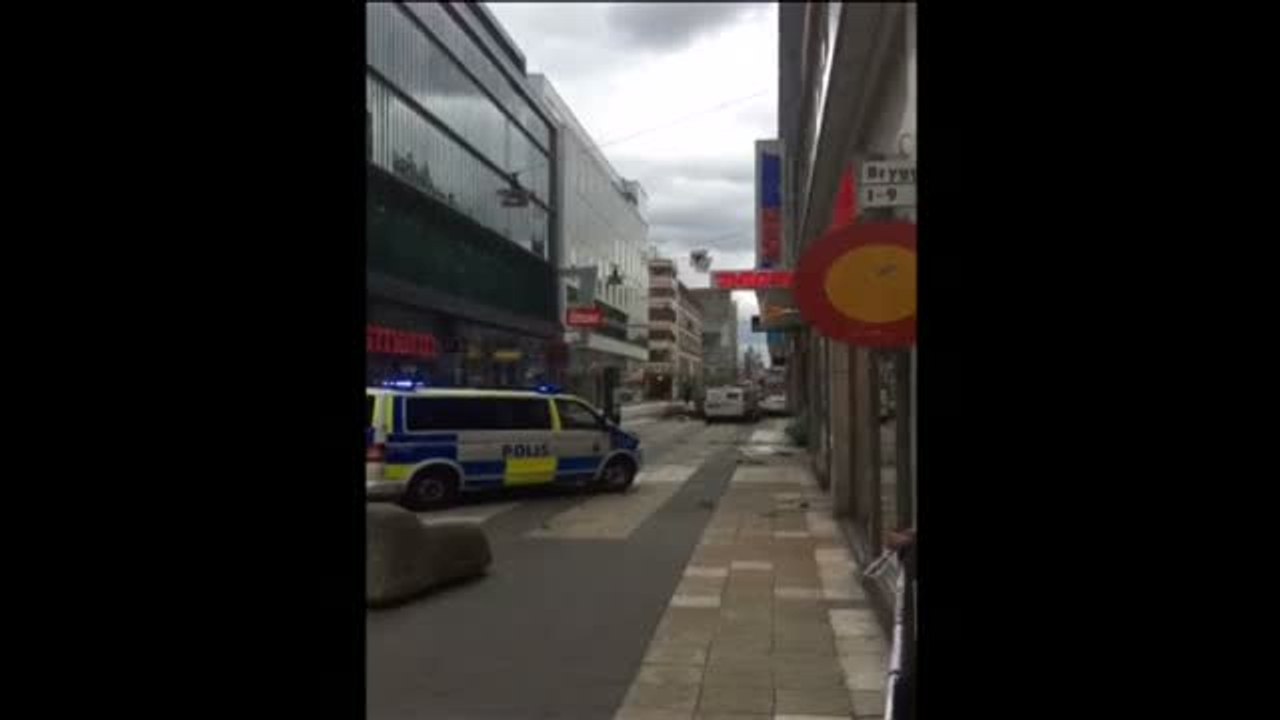 Un camión irrumpe en una calle peatonal de Estocolmo y causa al menos tres muertos