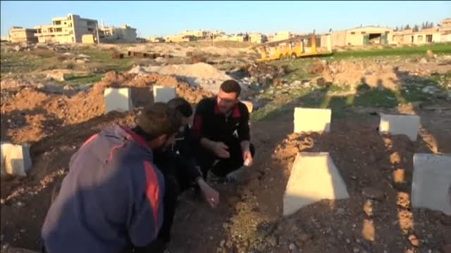 Los supervivientes del ataque químico entierran a sus seres queridos