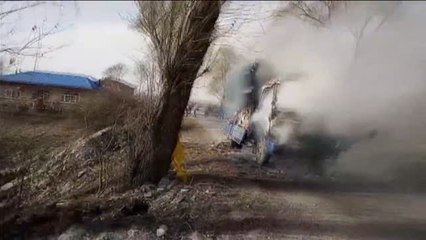 Conducen un camión en llamas para alejarlo de una gasolinera