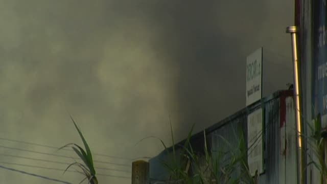 Extinguido el incendio de una empresa de reparación de autobuses en Palafolls (Barcelona)
