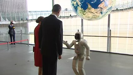 Download Video: Entrañable saludo real al robot japonés Asimo