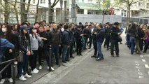 París se manifiesta contra la brutalidad policial tras la muerte de un hombre asiático a manos de la Policía
