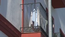 Enfrentamiento entre propietarios y okupas de una urbanización de Camas, en Sevilla