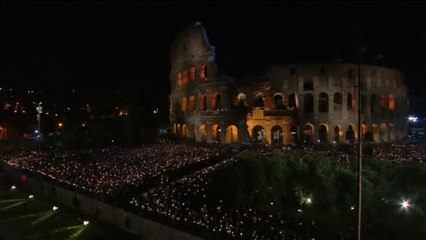Dolor y vergüenza en la oración del papa tras el Vía Crucis en el Coliseo de Roma