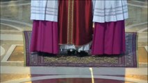 El papa Francisco se postra cuatro minutos sobre el suelo de la Basílica de San Pedro