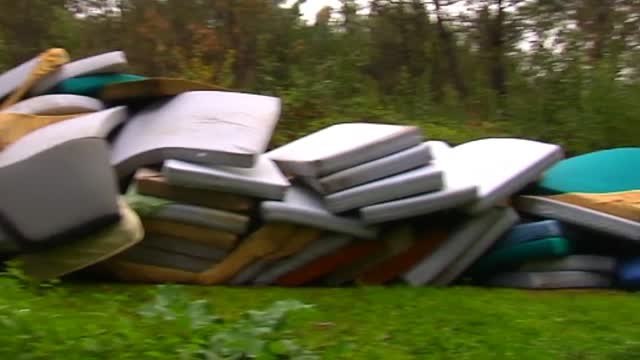 Un centenar de colchones abandonados en Vigo